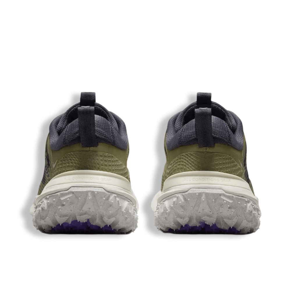 Heel image of the nike acg mountain fly 2 low in neutral olive color and purple laces