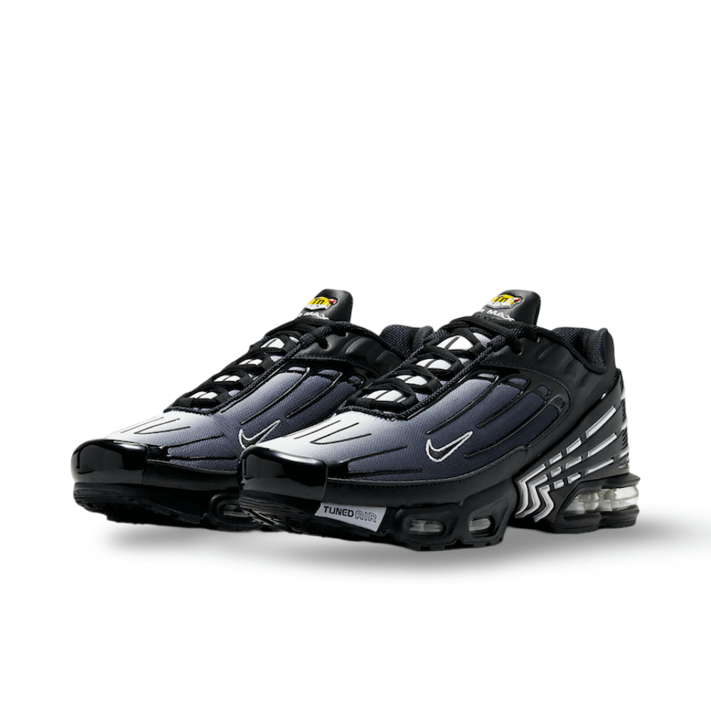 Side image of the nike Air max plus 3 obsidian blue/black. this image shows two of the pairs side by side