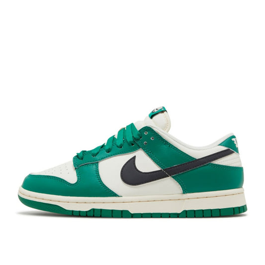 The Nike Dunk Low SE ‘Malachite’ green side image