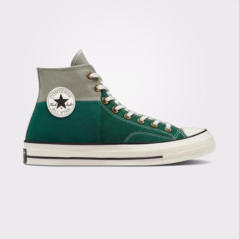 Close-up of the heel of Converse Chuck 70 Colorblocked Unisex Green Sneaker, highlighting the rubber heel laces with a '70s vibe