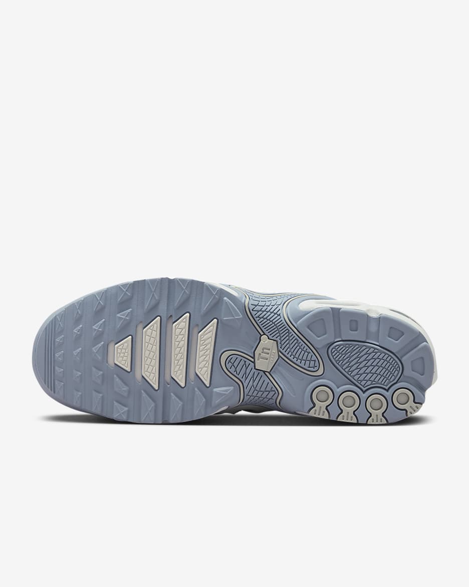 Bottom sole of the Nike Air Max Plus Drift in Summit White – Detailing the outsole and durable grip pattern.